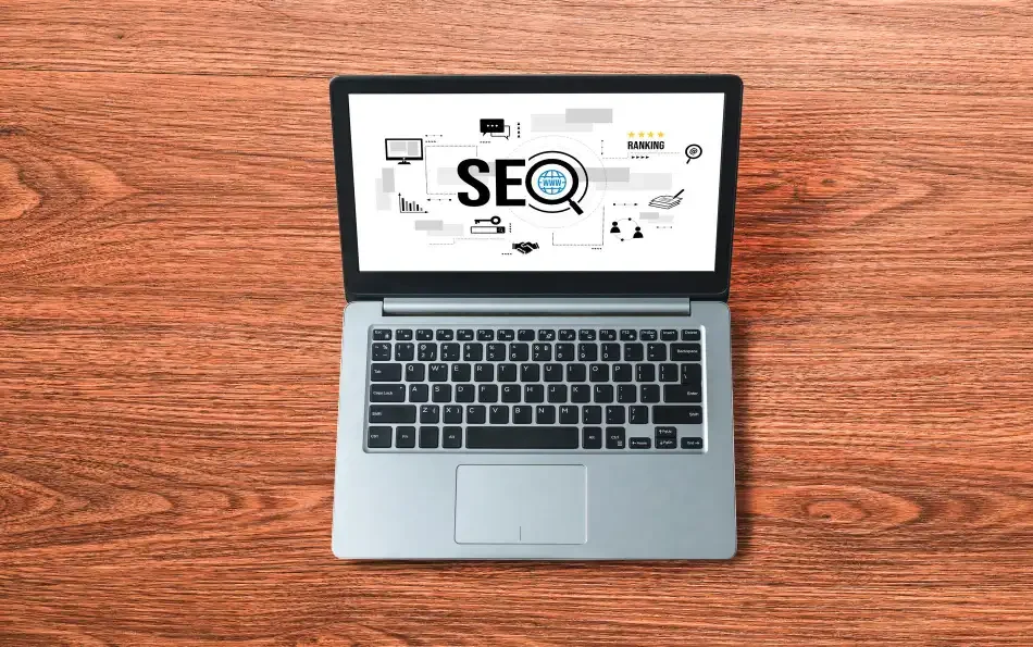 Visão de cima de notebook com busca o que é SEO